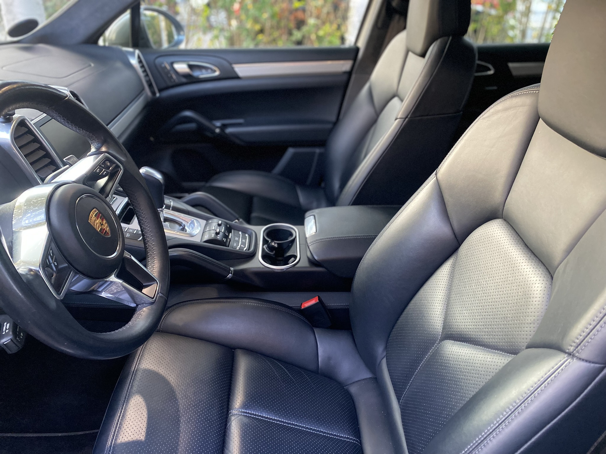 Grå Porsche Cayenne Turbo fra 2015