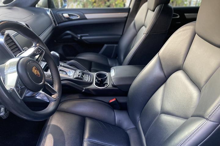 Grå Porsche Cayenne Turbo fra 2015