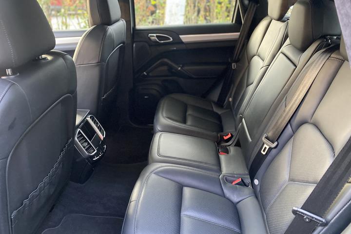 Grå Porsche Cayenne Turbo fra 2015