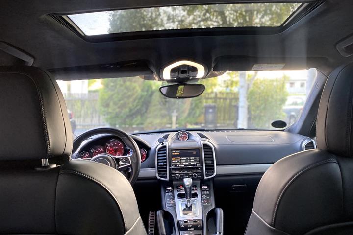 Grå Porsche Cayenne Turbo fra 2015
