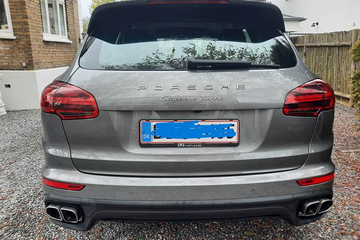 Grå Porsche Cayenne Turbo fra 2015