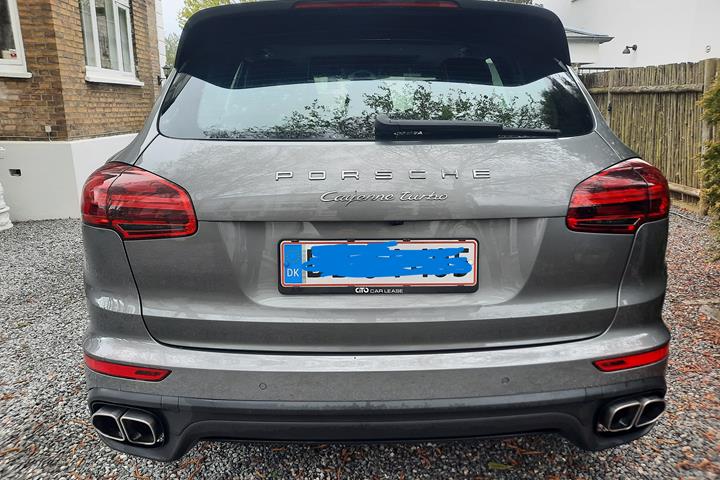 Grå Porsche Cayenne Turbo fra 2015
