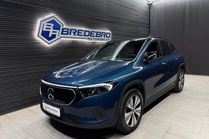 Blå Mercedes EQA250 fra 2023 set udefra