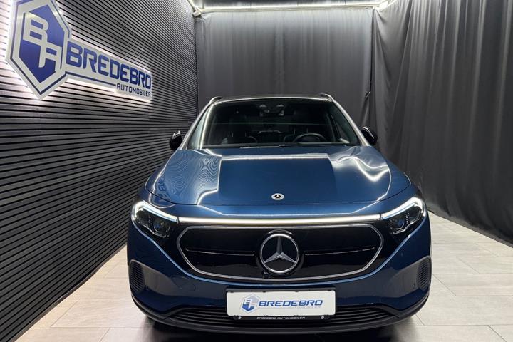 Blå Mercedes EQA250 fra 2023