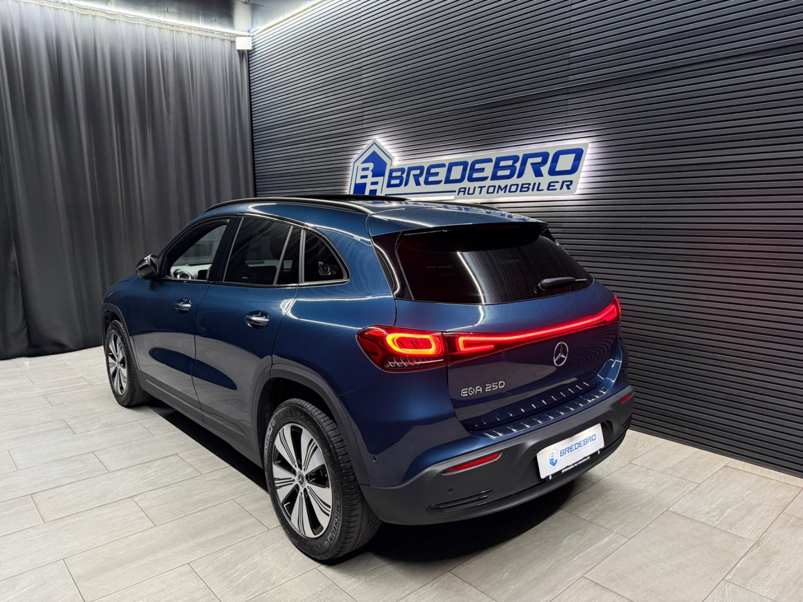 Blå Mercedes EQA250 fra 2023