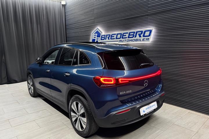 Blå Mercedes EQA250 fra 2023