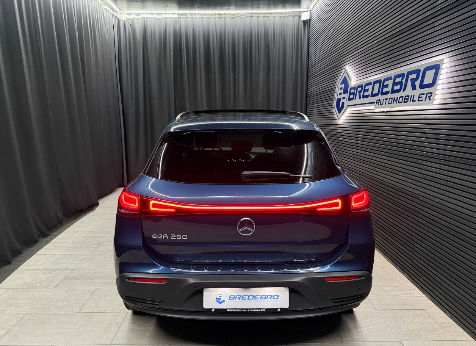 Blå Mercedes EQA250 fra 2023