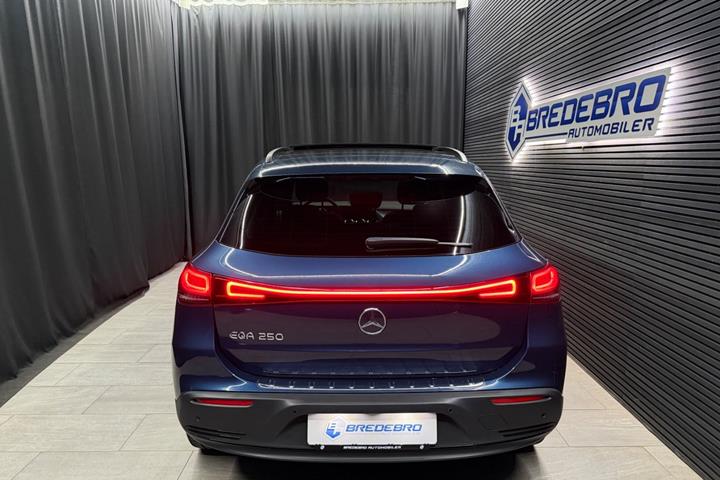 Blå Mercedes EQA250 fra 2023