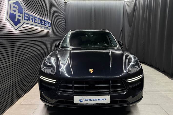 Sort Porsche Macan Turbo fra 2020