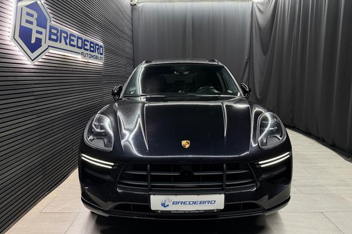Sort Porsche Macan Turbo fra 2020