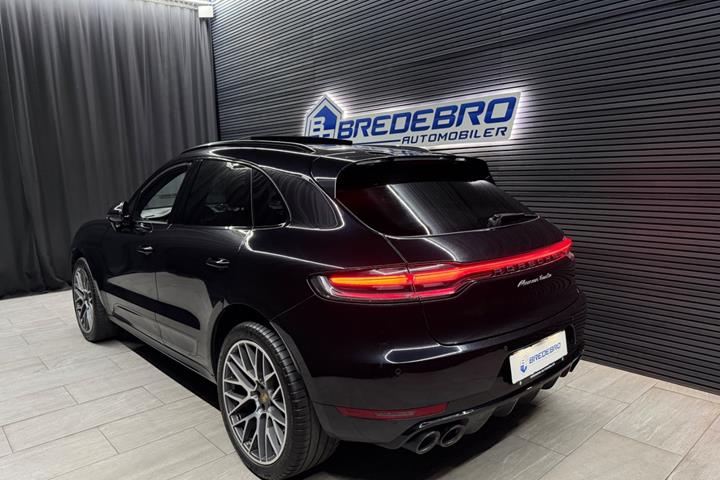 Sort Porsche Macan Turbo fra 2020
