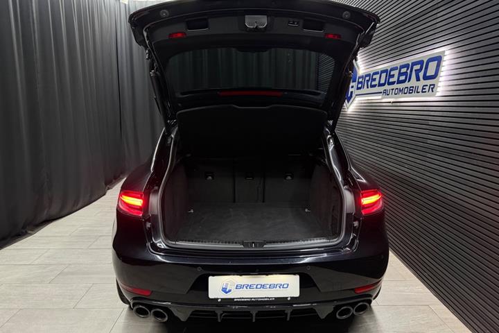 Sort Porsche Macan Turbo fra 2020