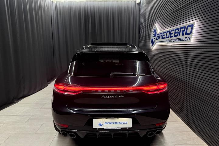 Sort Porsche Macan Turbo fra 2020