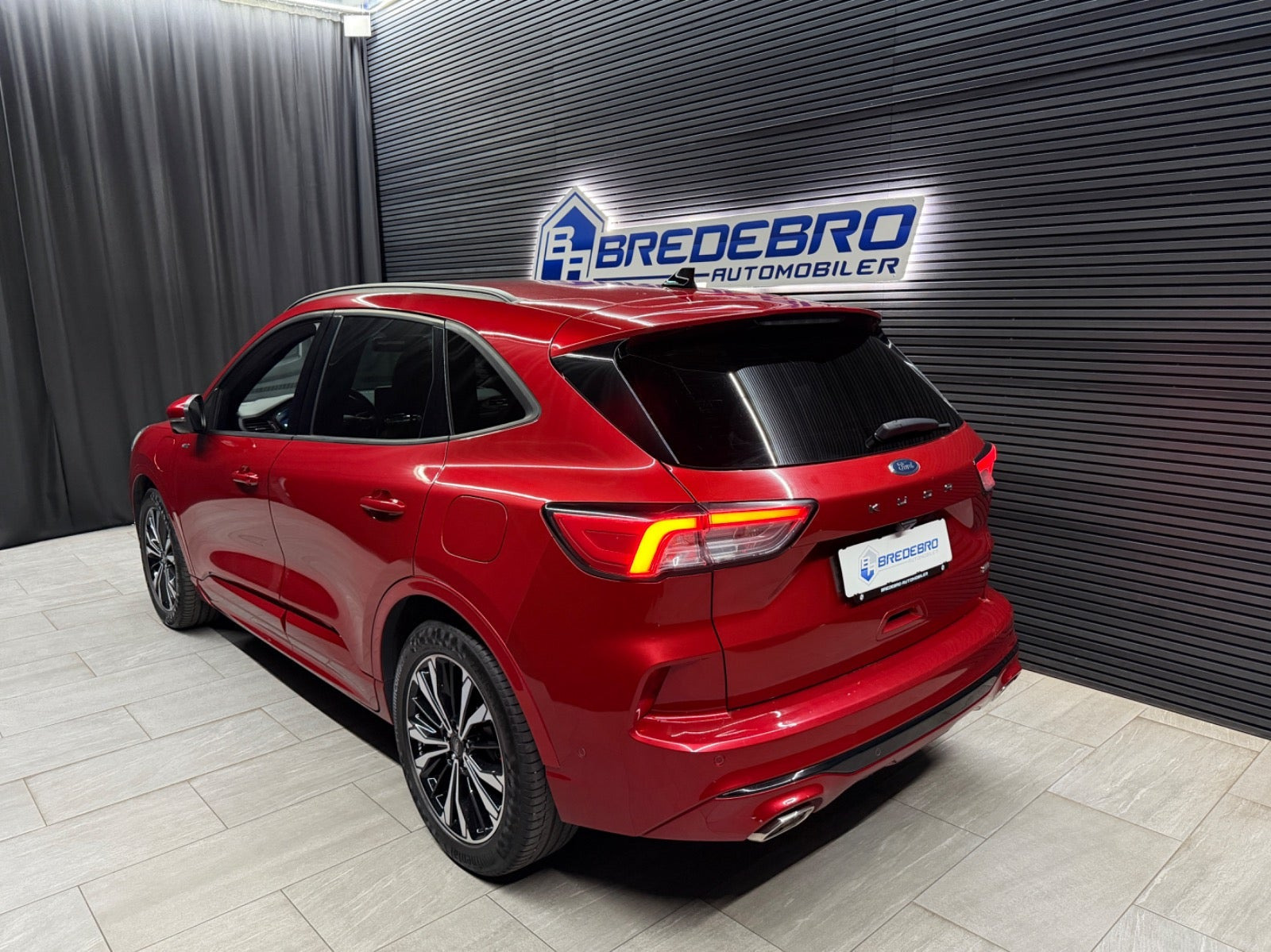 Grå Ford Kuga fra 2020