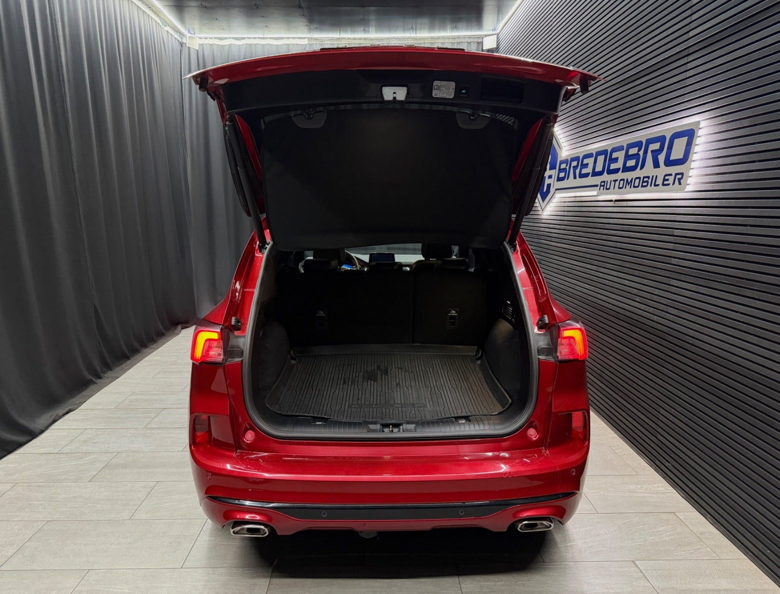 Grå Ford Kuga fra 2020
