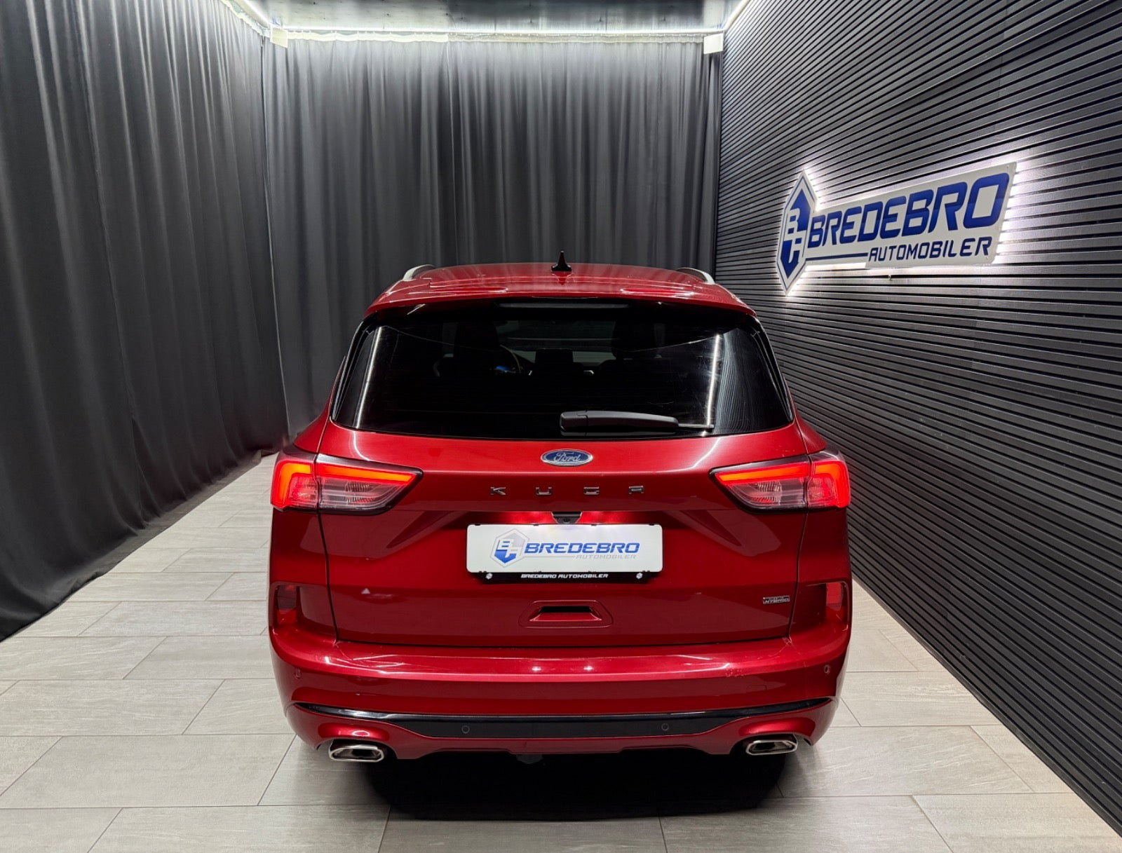 Grå Ford Kuga fra 2020