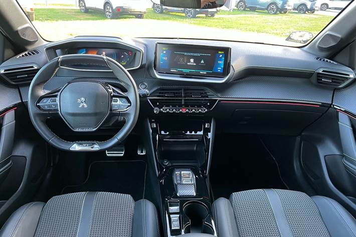 Rød Peugeot e-208 fra 2022