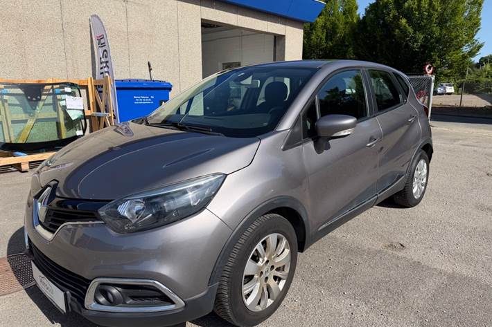 Grå Renault Captur fra 2014 set udefra