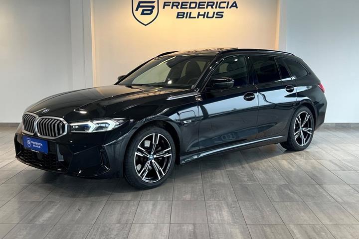 Sort BMW 330e fra 2023 set udefra