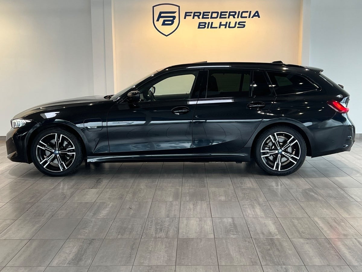 Sort BMW 330e fra 2023