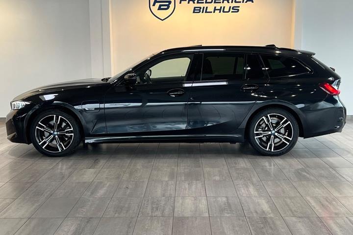 Sort BMW 330e fra 2023
