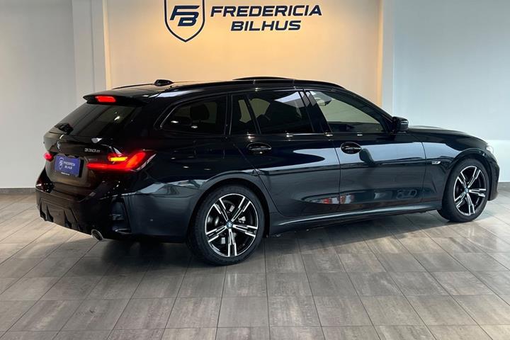 Sort BMW 330e fra 2023