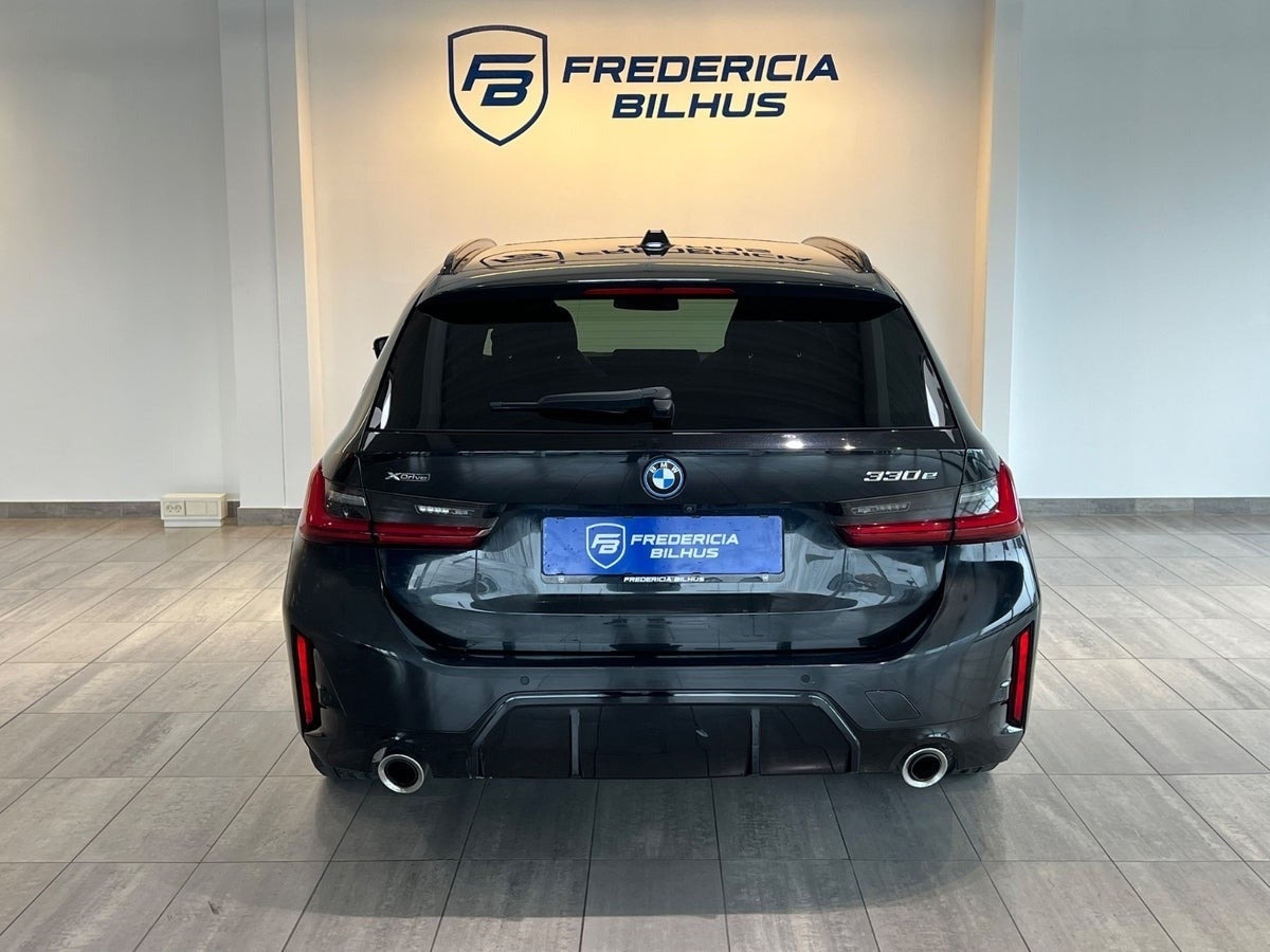 Sort BMW 330e fra 2023
