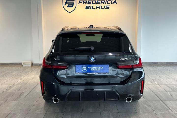 Sort BMW 330e fra 2023