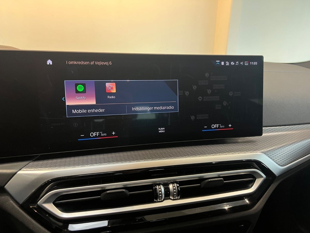 Sort BMW 330e fra 2023