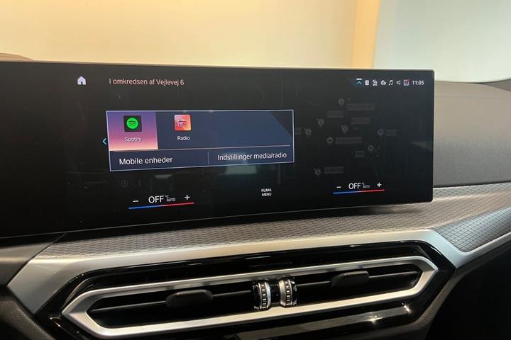 Sort BMW 330e fra 2023