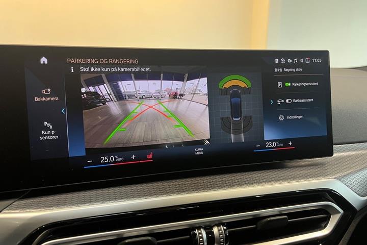 Sort BMW 330e fra 2023