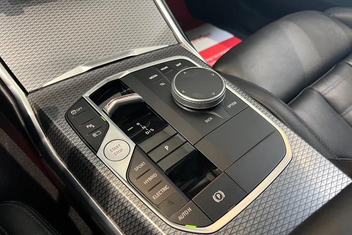 Sort BMW 330e fra 2023