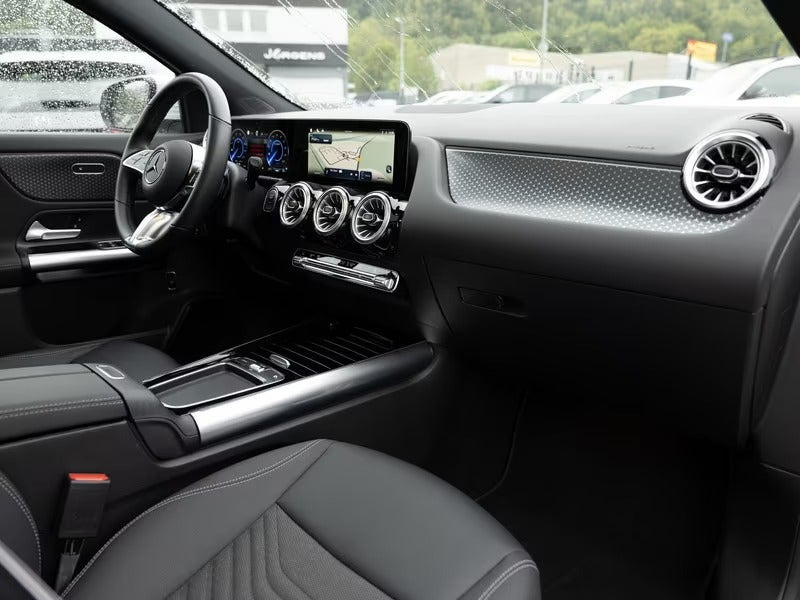 Hvid Mercedes EQA250 fra 2021