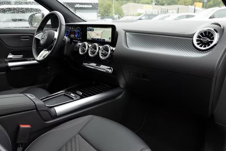 Hvid Mercedes EQA250 fra 2021