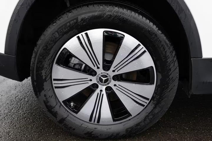 Hvid Mercedes EQA250 fra 2021