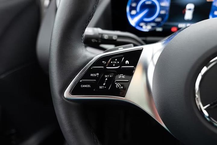 Hvid Mercedes EQA250 fra 2021