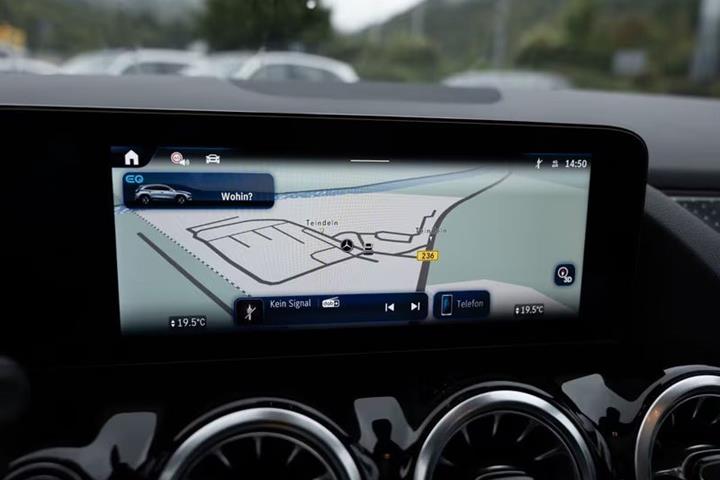 Hvid Mercedes EQA250 fra 2021