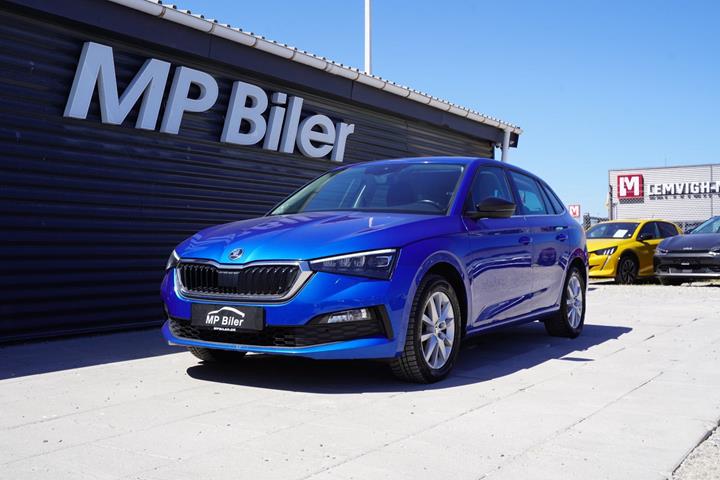 Blå Skoda Scala fra 2021 set udefra
