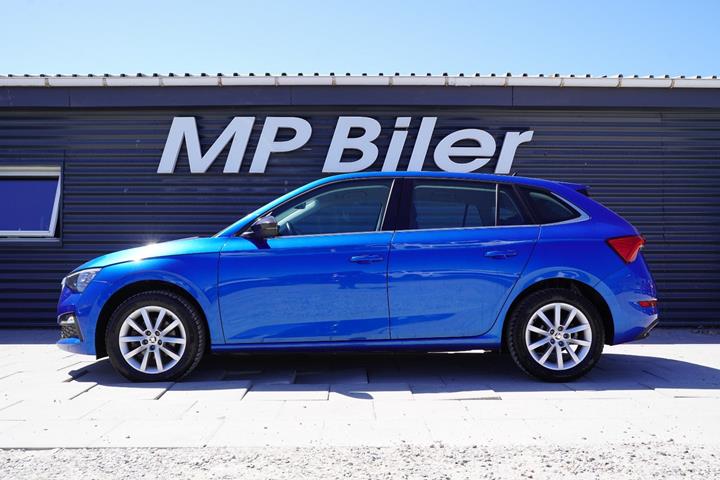 Blå Skoda Scala fra 2021
