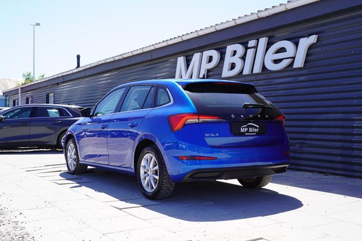 Blå Skoda Scala fra 2021