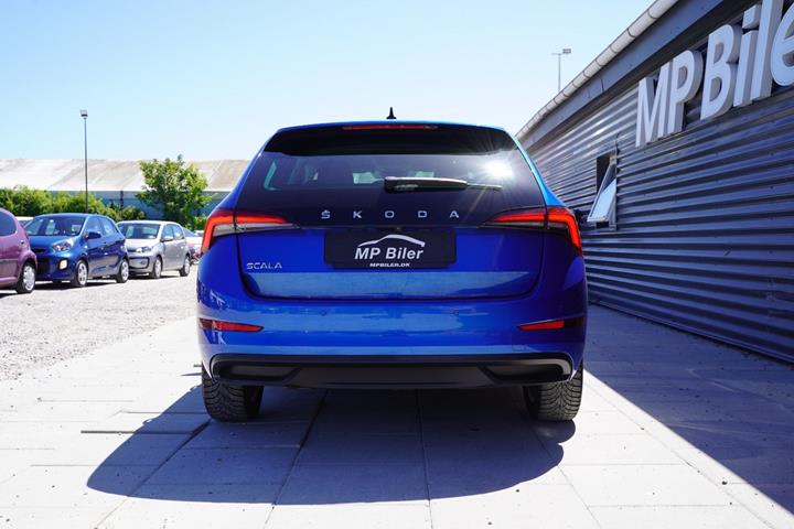 Blå Skoda Scala fra 2021