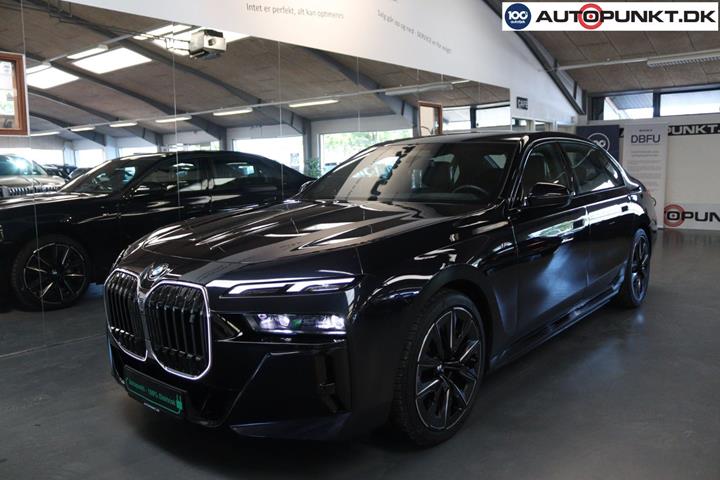 Blå BMW i7 fra 2024 set udefra