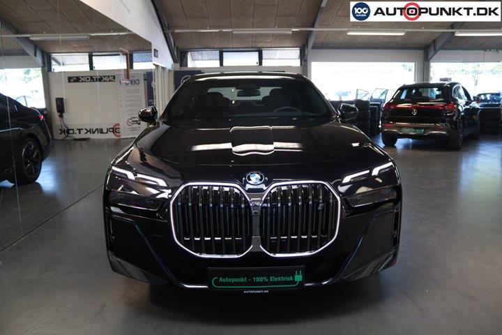 Blå BMW i7 fra 2024