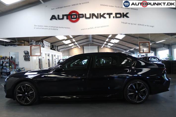 Blå BMW i7 fra 2024