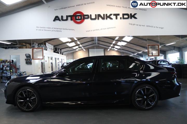 Blå BMW i7 fra 2024