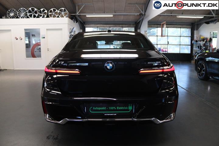 Blå BMW i7 fra 2024
