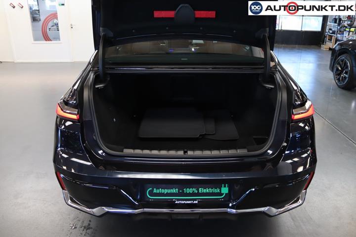 Blå BMW i7 fra 2024