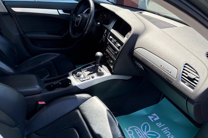 undefined Audi A4 Allroad fra 2009 set indefra