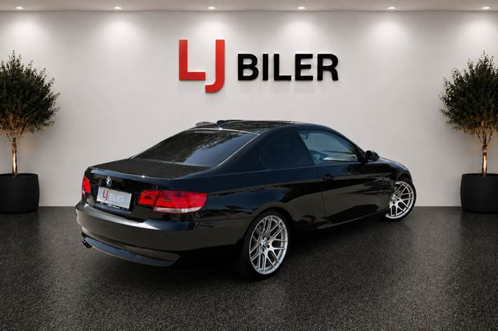 Sort BMW 325i fra 2009