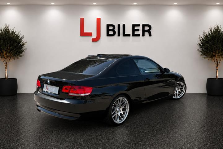 Sort BMW 325i fra 2009